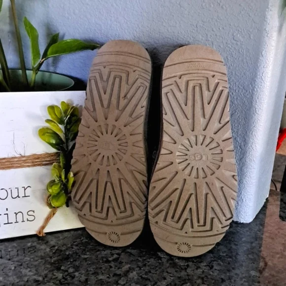 UGG Neumel Sherpa Lined Booties | Size 8 - Picture 3 of 5